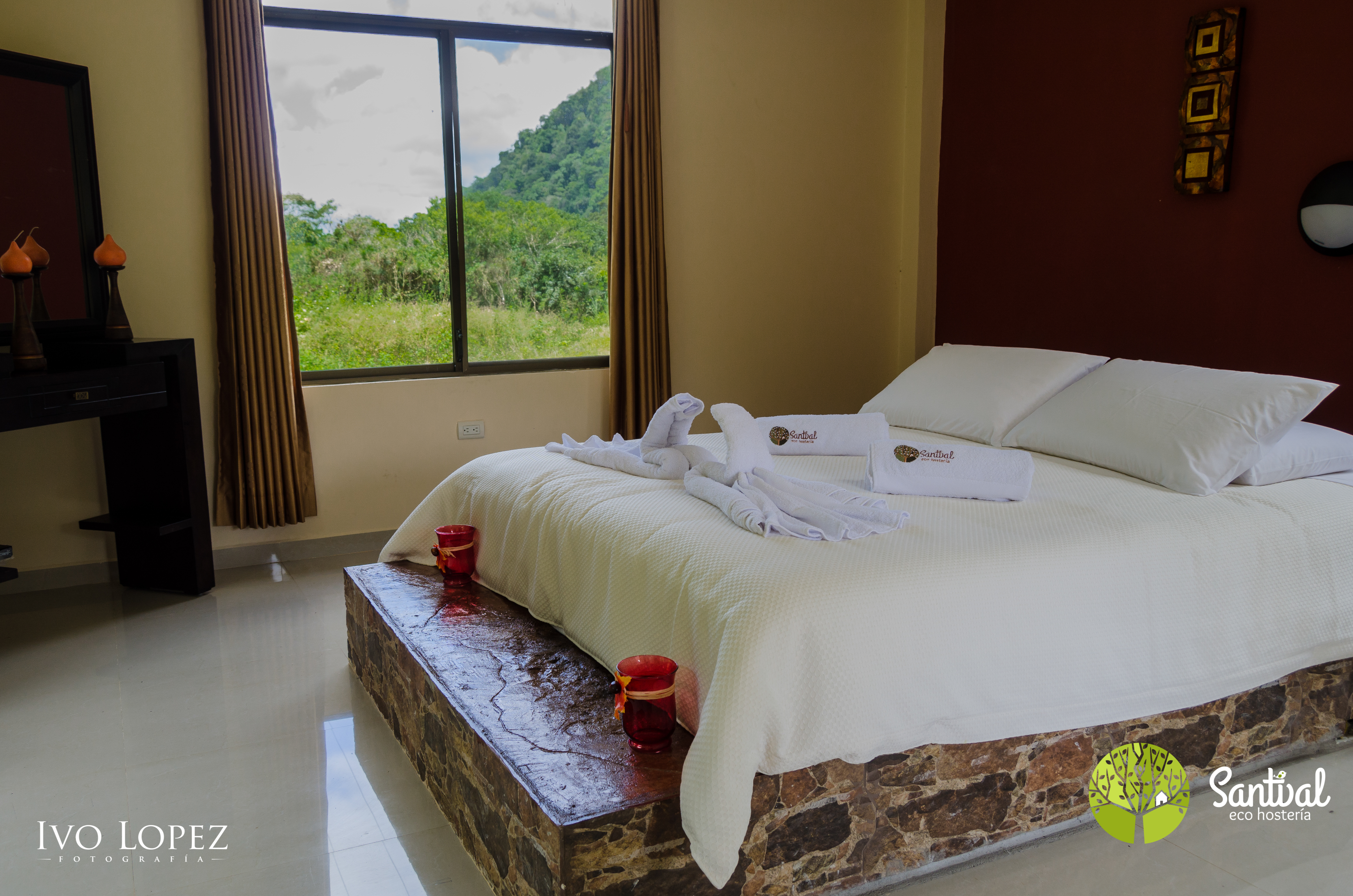 Jardines y piscina de Santval Lodge